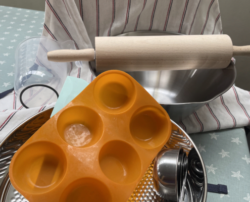 Baking kit - Mixing Bowl, Measuring Cups & Jug, 1 Large Cake Tin, Rolling Pin, Apron, Spatula