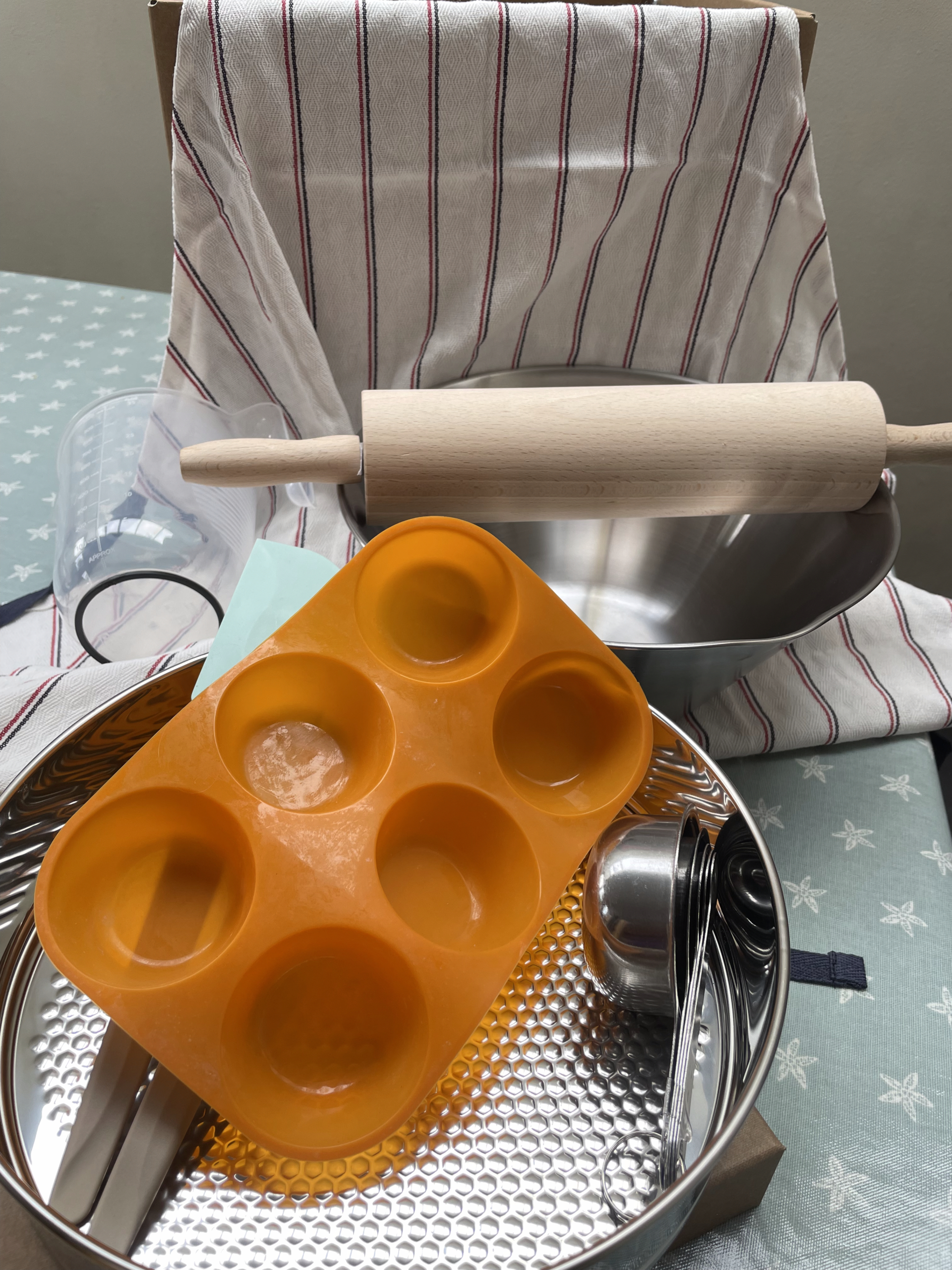 Baking kit - Mixing Bowl, Measuring Cups & Jug, 1 Large Cake Tin, Rolling Pin, Apron, Spatula